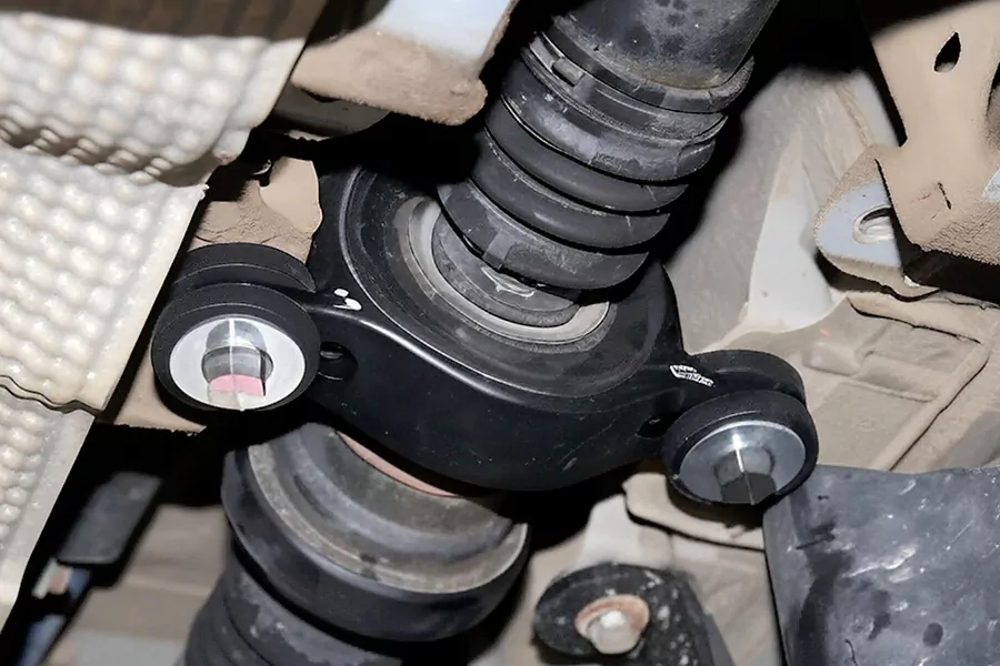 The picture shows the position of the central support bearing on the car chassis