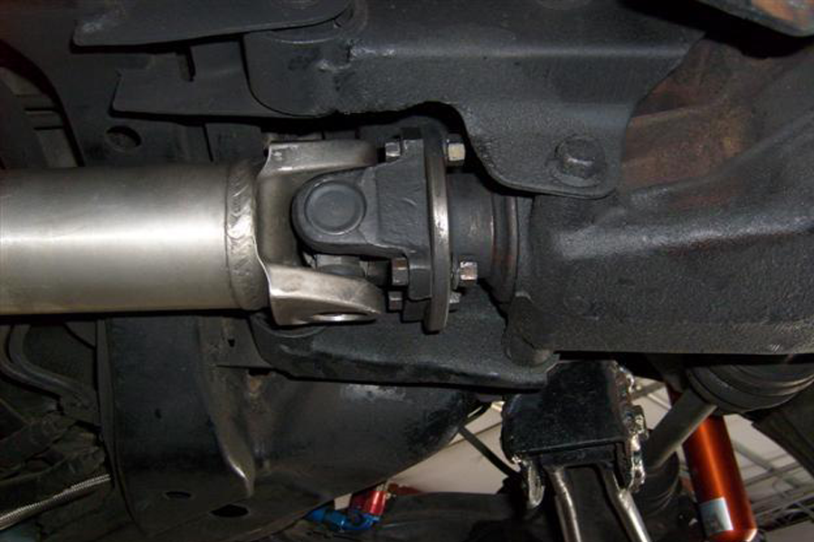 Driveshaft end yoke and U-joint installation on vehicle drivetrain system