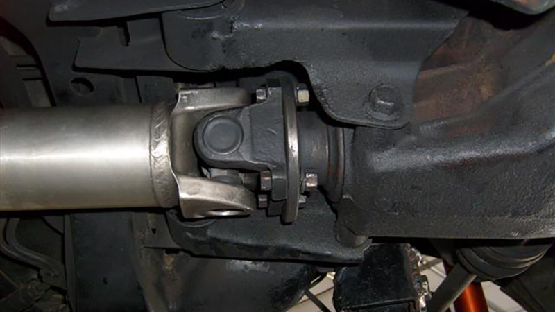 Driveshaft end yoke and U-joint installation on vehicle drivetrain system