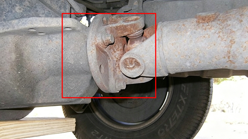 Flange yoke connection between driveshaft and differential in automotive drivetrain