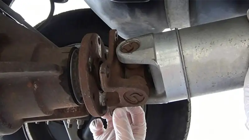 inspection of driveshaft flange for wear, damage and runout
