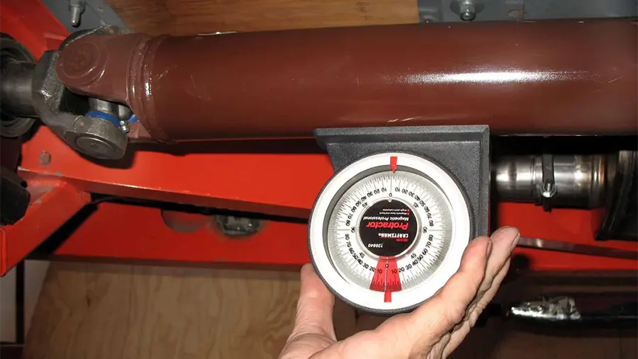 Measuring rear axle pinion angle with a digital angle finde